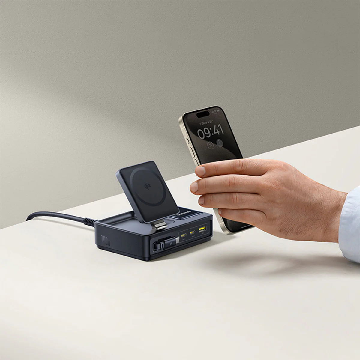 OS-Baseus Nomos 5-in-1 Desktop charger 3C+U 140W QI2 Wireless